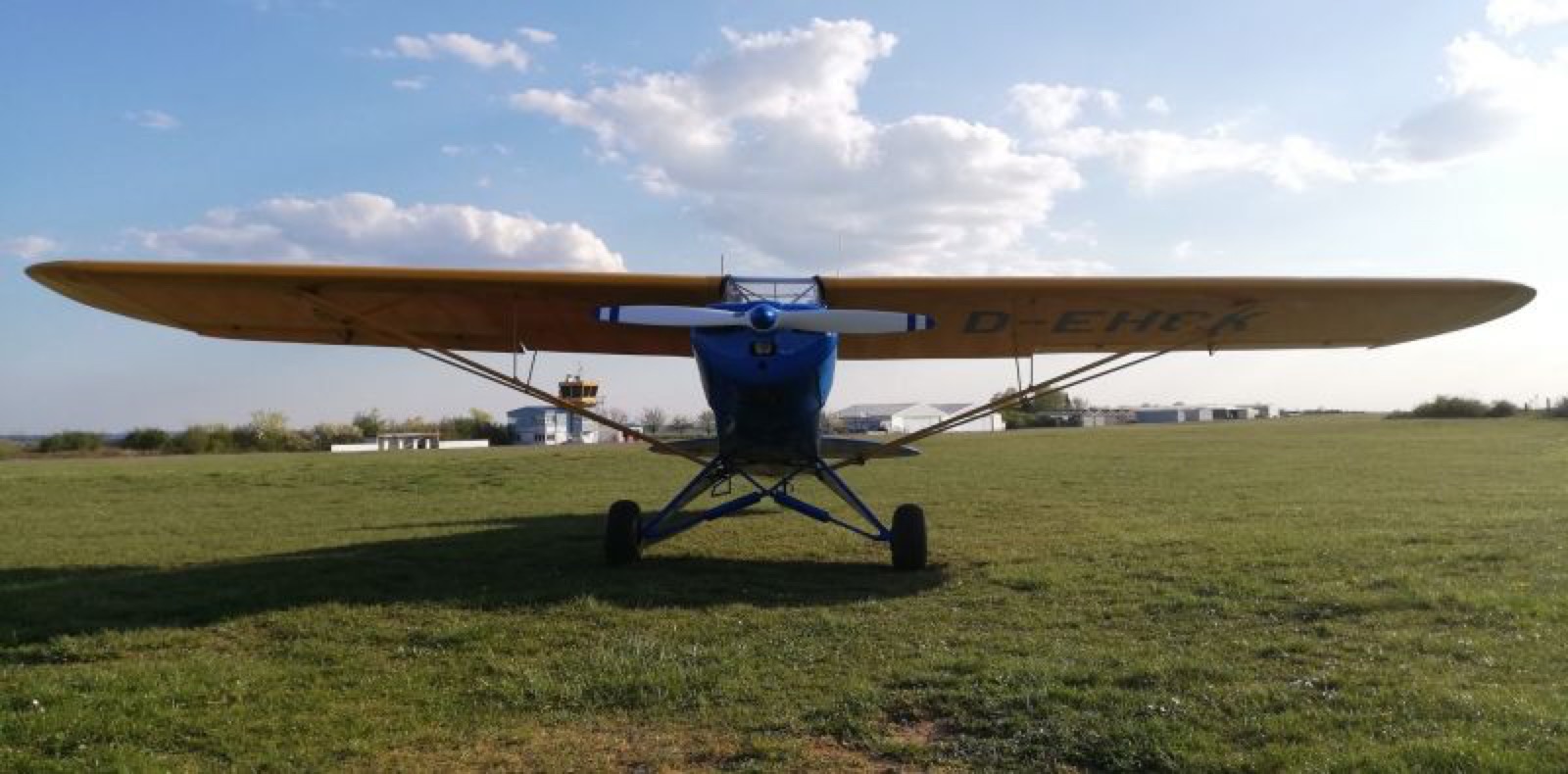 Viersitziges Motorflugzeug auf dem Flugplatz Wesel-Römerwardt