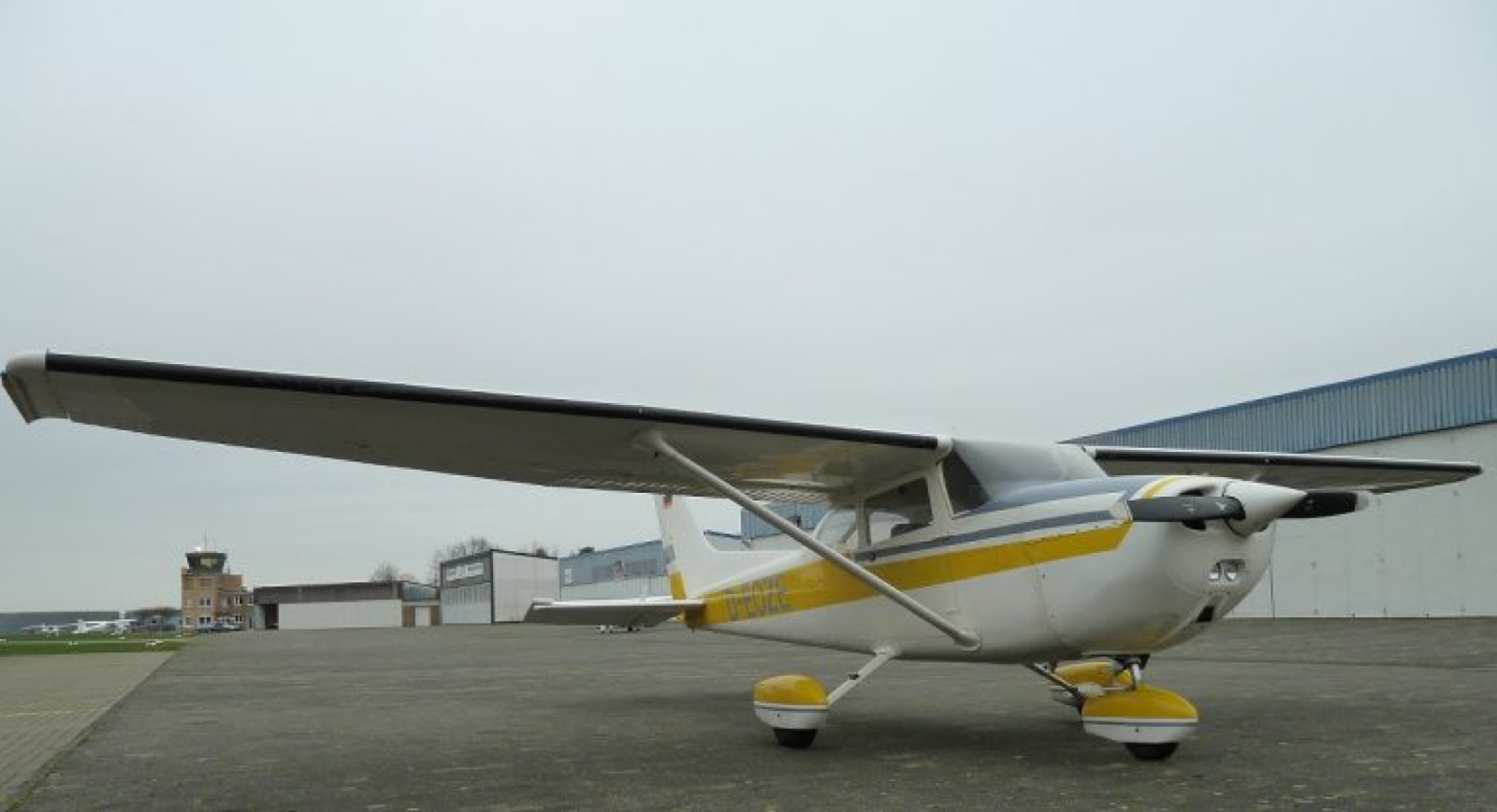 Zweisitziges Motorflugzeug auf dem Flugplatz Wesel-Römerwardt